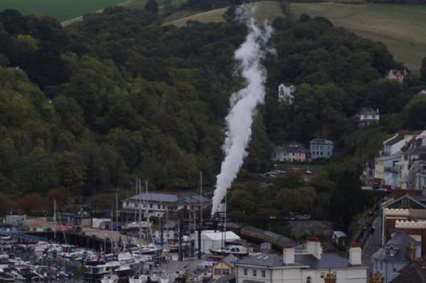 13 October 2022 - 17:13:15
No wind in Kingswear this evening.
-------------------
Steam loco steam trail heads up.